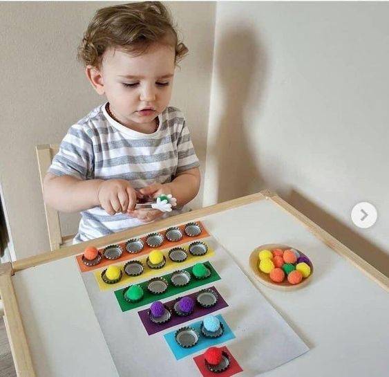 ბავშვი, თამაში, მონტესორი, დამოუკიდებლად თამაში, მშობელი, დედა, მამა, შვილი, აღზრდა, ფსიქოლოგია, 